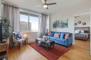 Comfort-Apartment, 1 Schlafzimmer, Küche, Stadtblick | Wohnzimmer | 49-Zoll-Smart-TV mit Digitalempfang