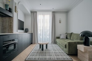 Deluxe One-Bedroom Apartment with Balcony and City View 201 | 1 soverom, sengetøy av topp kvalitet og senger med overmadrass