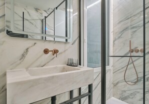 Departamento Deluxe (301) | Baño | Regadera, secadora de cabello, pantuflas, toallas 