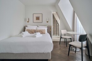 Deluxe kamer (602) | Woonruimte | Een 43-inch smart-tv met satellietzenders