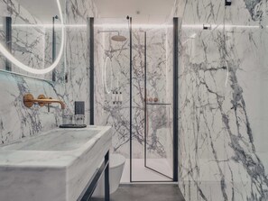 Deluxe-Apartment (403) | Badezimmer | Dusche, Haartrockner, Hausschuhe, Handtücher
