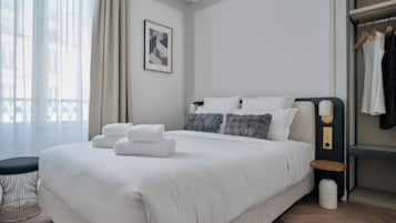 Deluxe One-Bedroom Apartment with City View 401 | Living area | 43-inch Smart TV with satellite channels