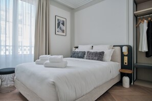 Apartamento Deluxe (401) | Zona de estar | Smart TV de 43 pulgadas con canales por satélite