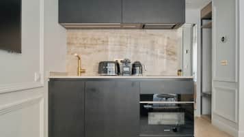 Deluxe Studio with City View 101 | Private kitchen | Fridge, microwave, oven, stovetop