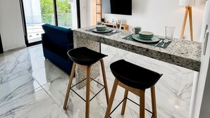 Leilighet – signature, 1 kingsize-seng med sovesofa | Spiseområde på rommet