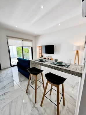 Condo com design assinado, 1 cama King e sofá-cama | Opções para refeição no quarto