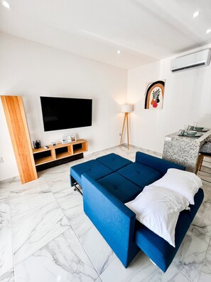 Signature Condo, 1 King Bed with Sofa bed | Living room | 50-inch TV with digital channels - Moderno y Tranquilo Apartamento (Playa del Carmen)