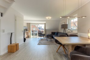 Fernseher, Kamin, Stereoanlage