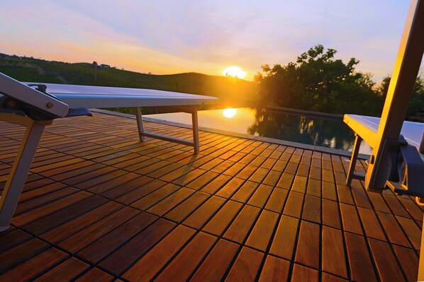 Außenpool, Sonnenschirme, Liegestühle