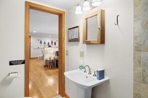 Dusj, hårføner og sjampo