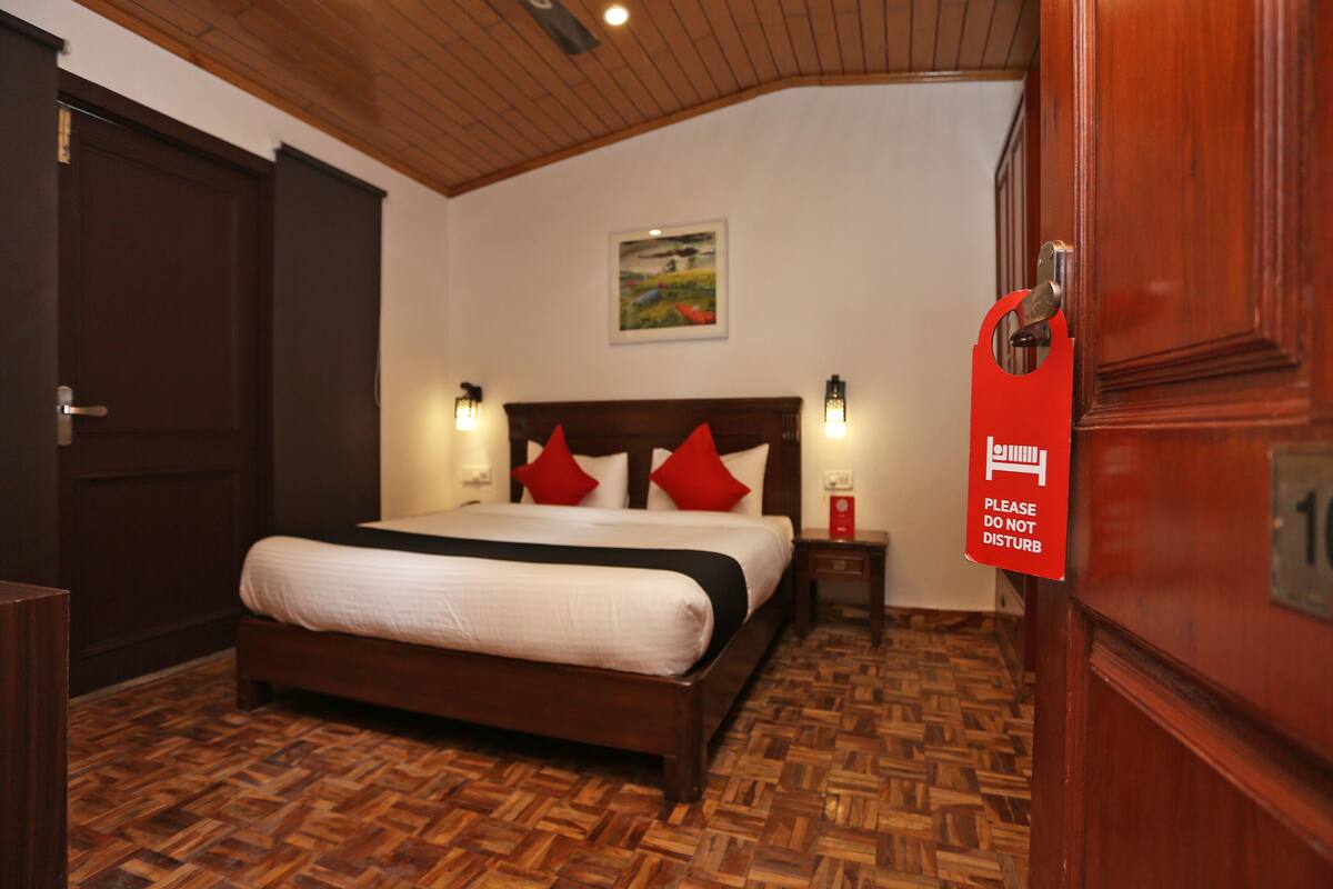 Deluxe Double Room | In-room safe, desk, laptop workspace, iron/ironing board