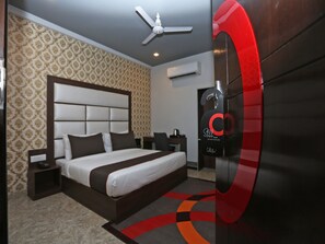 Habitación superior | Caja de seguridad en la habitación y escritorio 