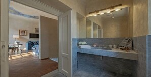 4 habitaciones, escritorio, tabla de planchar con plancha y wifi gratis 
