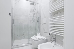 Dusche, Haartrockner, Bidet, Handtücher