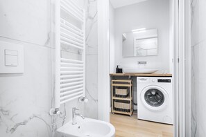 淋浴設備、風筒、坐浴桶、提供毛巾