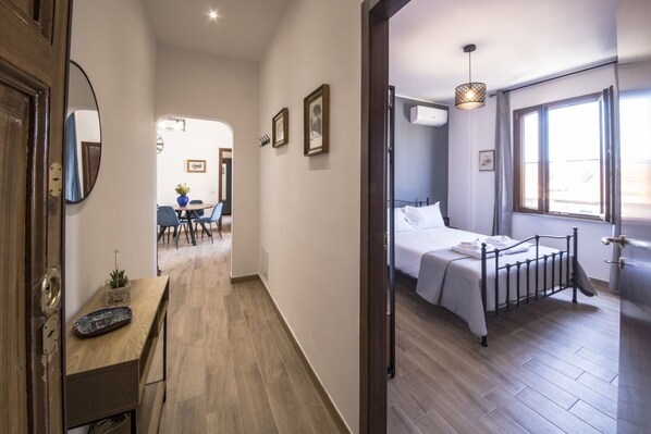 2 Schlafzimmer, Schreibtisch, Bügeleisen/Bügelbrett, Reisekinderbett