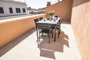 Outdoor dining - Roof Terrace Sophie, Repubblica apartment @Termini Station (Roma)