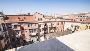 Un immeuble de grande hauteur doté de nombreux balcons et terrasses.