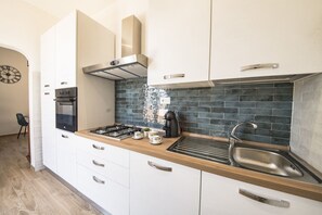 Fridge, microwave, oven, stovetop - Roof Terrace Sophie, Repubblica apartment @Termini Station (Roma)