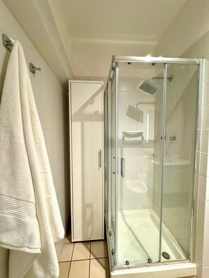 Sèche-cheveux, bidet, serviettes fournies, savon