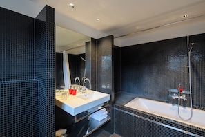 Suite estudio junior, vista al jardín | Baño | Toallas, jabón, papel de baño