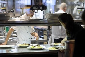 Petit déjeuner, déjeuner et dîner servis sur place
