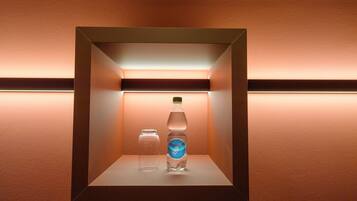 Ein gerahmtes Regal mit einer Wasserflasche und einem Glas.