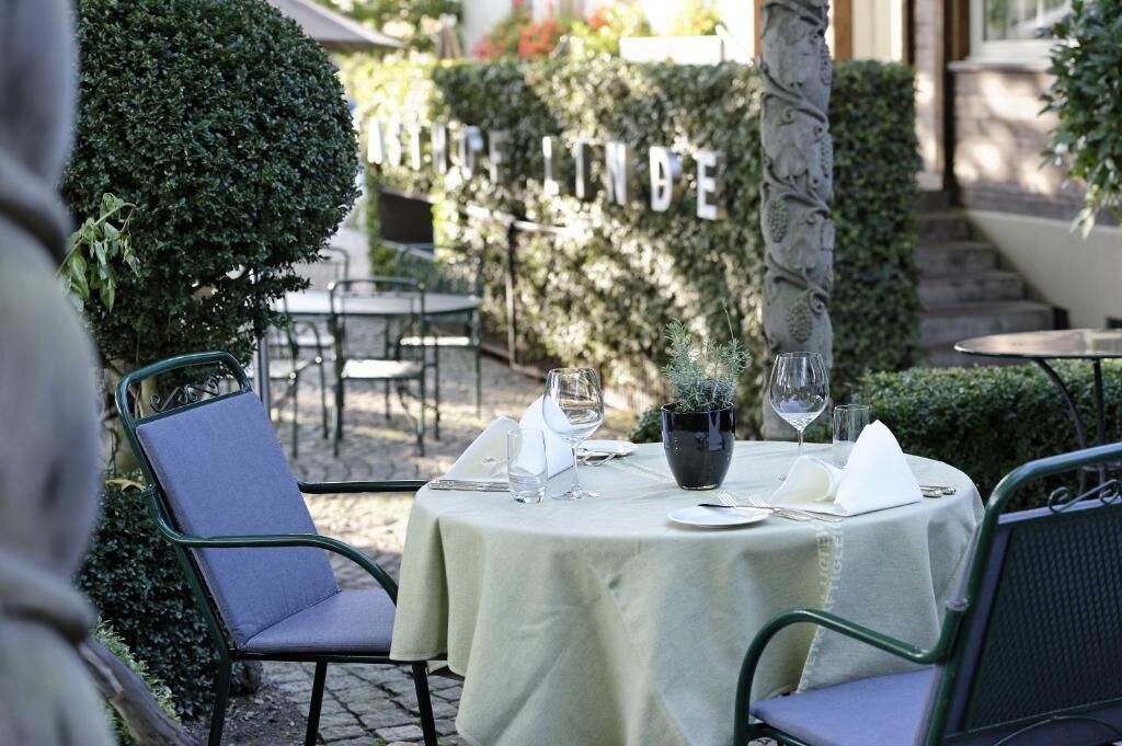 Breakfast, lunch, dinner served; local and international cuisine 