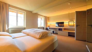Superior Double Room, Garden View | Desk, soundproofing, iron/ironing board, free WiFi