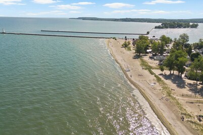 NEW Luxury Home | 9 BR | 19 Guests | Sodus Point