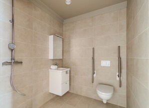 Douche, sèche-cheveux, serviettes fournies