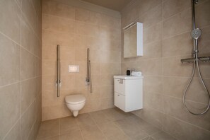 Douche, sèche-cheveux, serviettes fournies