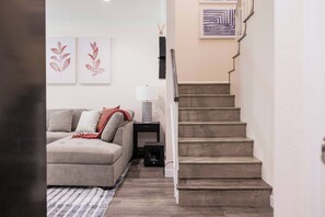 Smart TV - Bright 3 BR Home, Master Suite, Pool (Torrance)