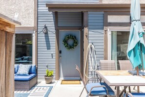 Outdoor dining - Bright 3 BR Home, Master Suite, Pool (Torrance)