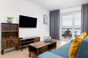 24-inch flat-screen TV with cable channels, streaming services - Nowa Flotylla Widok na Rzekę by Renters (Swinoujscie)