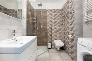 Appartement, 1 slaapkamer, balkon, uitzicht op rivier | Badkamer | Een douche, handdoeken, toiletpapier