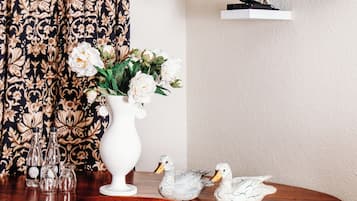 Luxury-Doppel- oder -Zweibettzimmer, Gartenblick | 1 Schlafzimmer, Zimmersafe, individuell dekoriert