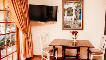 Familie-småhus, bakgårdsutsikt | Spiseområde på rommet