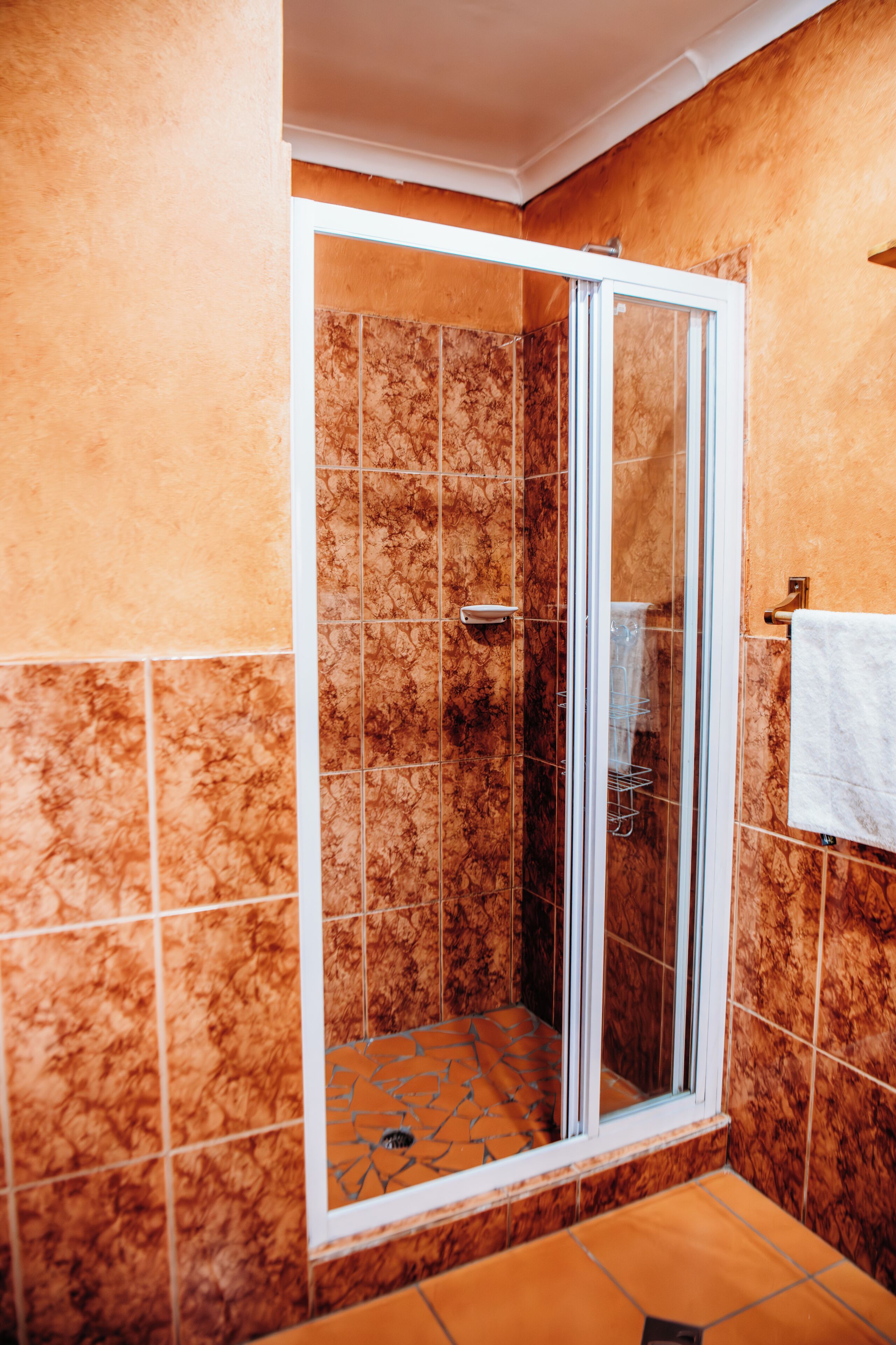 Habitación económica con 2 camas individuales | Baño | Artículos de higiene personal de diseño, toallas, jabón y champú