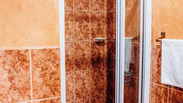 Economy Twin Room | Bathroom | Designer toiletries, towels, soap, shampoo