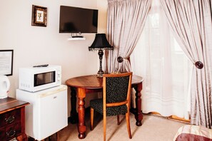 Luksus-dobbelt- eller tomannsrom, hageutsikt | Safe på rommet, individuelt dekorert og individuelt innredet