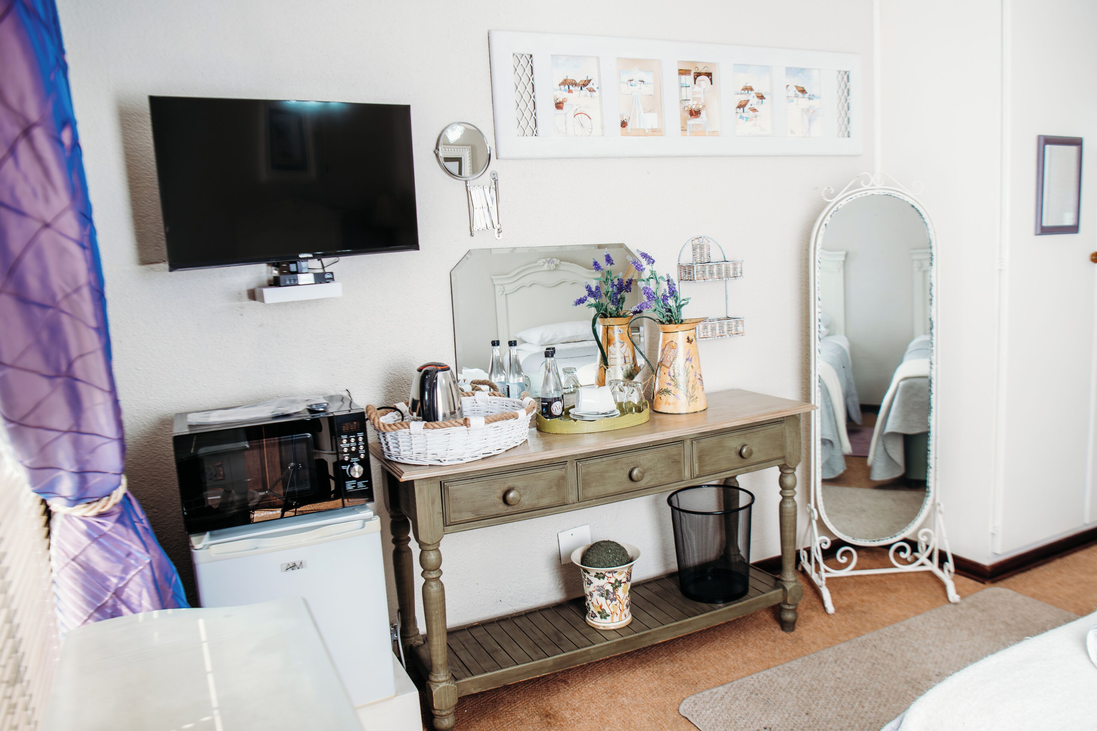 Economy Twin Room | In-room safe, individually decorated, individually furnished