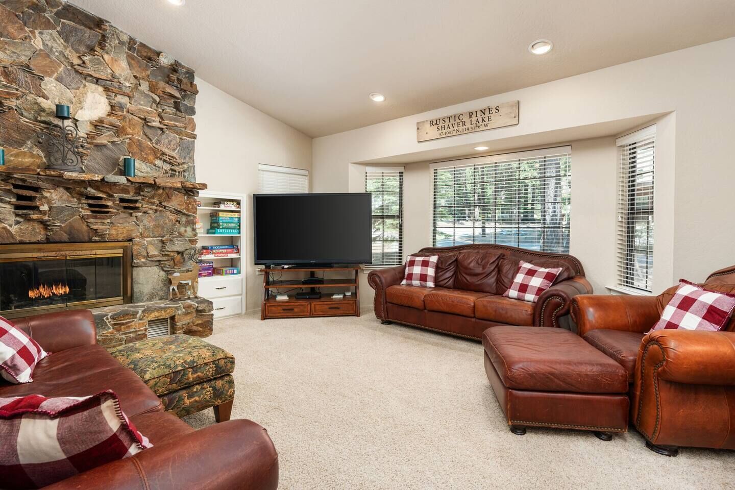 This house is a 5 bedroom(s), 3.5 bathrooms, located in Shaver Lake, CA.