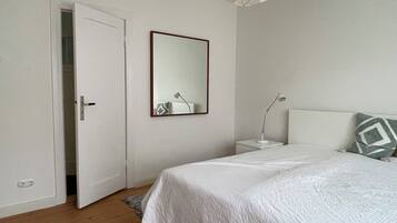 4 quartos, escrivaninha, ferros/tábuas de passar roupa