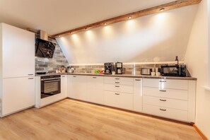 Køleskab, mikrobølgeovn, ovn, kogeplade