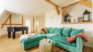 Fernseher, Tischfußball, Bücher, Stereoanlage