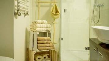 Douche, sèche-cheveux, serviettes fournies, savon