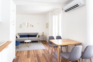 Dining - MAGNIFICENT 2-ROOM APARTMENT IN THE HEART OF NICE, 2 MINUTES FROM THE BEACH (Nice)