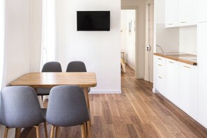 Dining - MAGNIFICENT 2-ROOM APARTMENT IN THE HEART OF NICE, 2 MINUTES FROM THE BEACH (Nice)