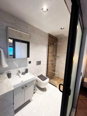 Family Villa, Sea View | Bathroom | Towels, soap, shampoo, toilet paper
